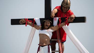 (Fotos) Crucifican (de verdad) a varios filipinos este Viernes Santo