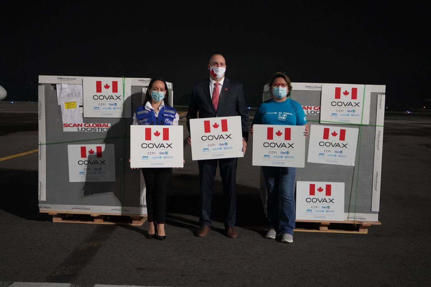 Dos días antes de lo que se esperaba, este viernes 3 de setiembre, ingresó al país vía aérea la donación de 319.200 vacunas contra el covid-19 que nos hizo el gobierno de Canadá, por medio del convenio COVAX