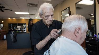 Muere peluquero que cortó cabello por 96 años