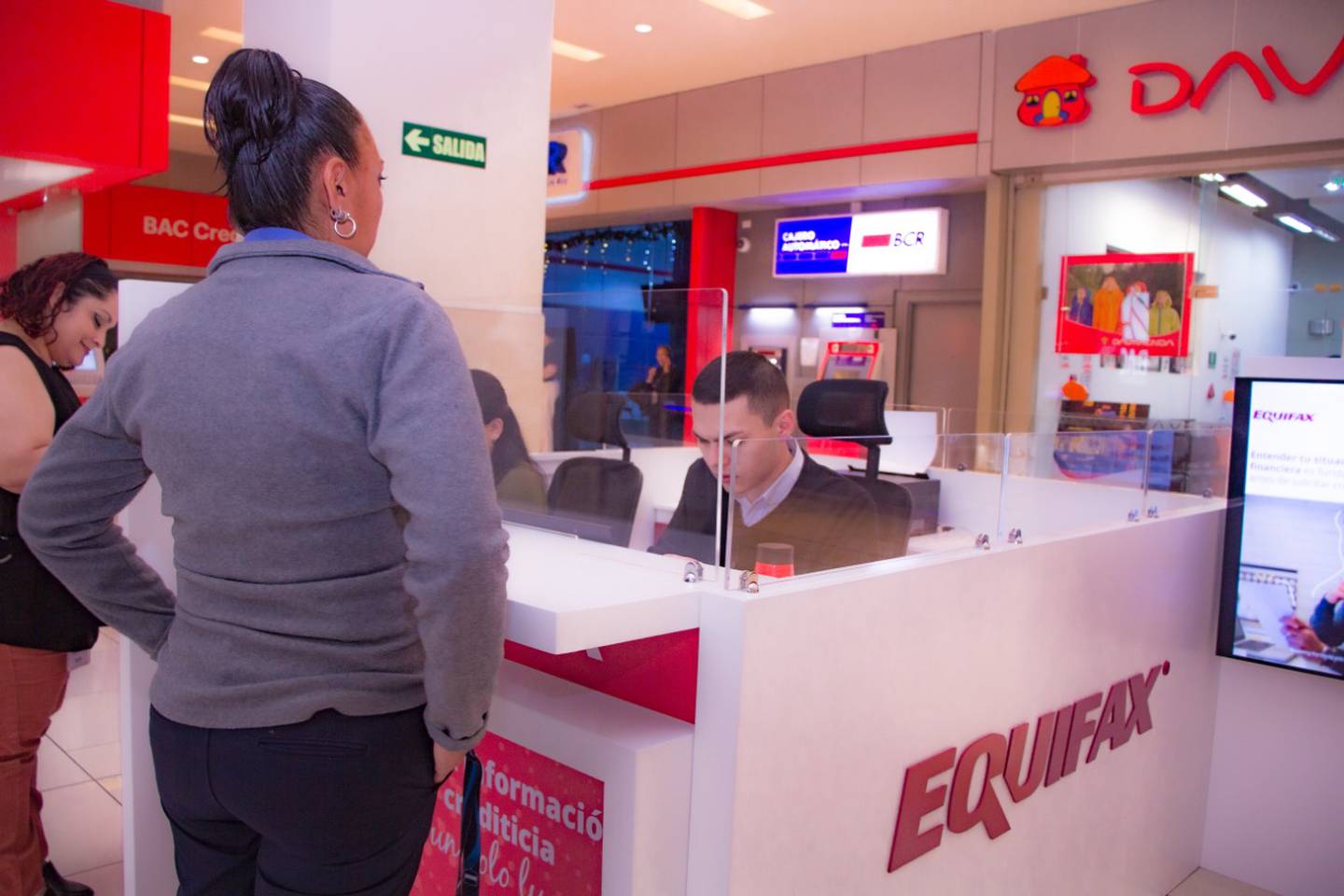 Equifax tiene un puesto en Multiplaza del Este en Curridabat para que usted se informe sobre su realidad crediticia
