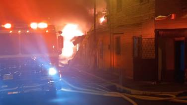 Incendio en casa de madera puso a correr a los Bomberos en barrio México