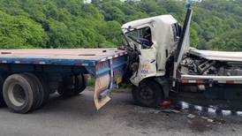 Conductor muere al pegar contra carreta de cabezal al quedar sin frenos camión que conducía
