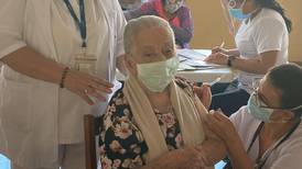 Vacunan a la abuelita de La Unión: doña Josefa tiene 100 años 