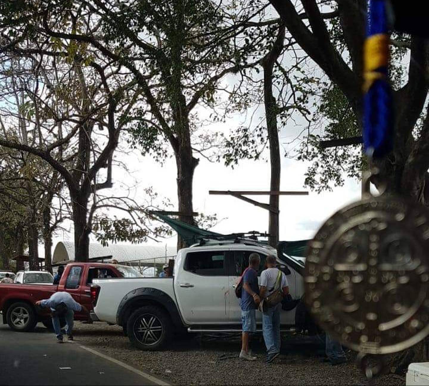En este carro blanco permanecía el fallecido, mientras que en el pick up rojo lo siguió el sospechoso de matarlo. Foto: suministrada por  Shirley Vásquez.