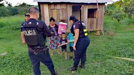 Policías llevan alegría y regalitos a niños de zonas alejadas en esta Navidad 