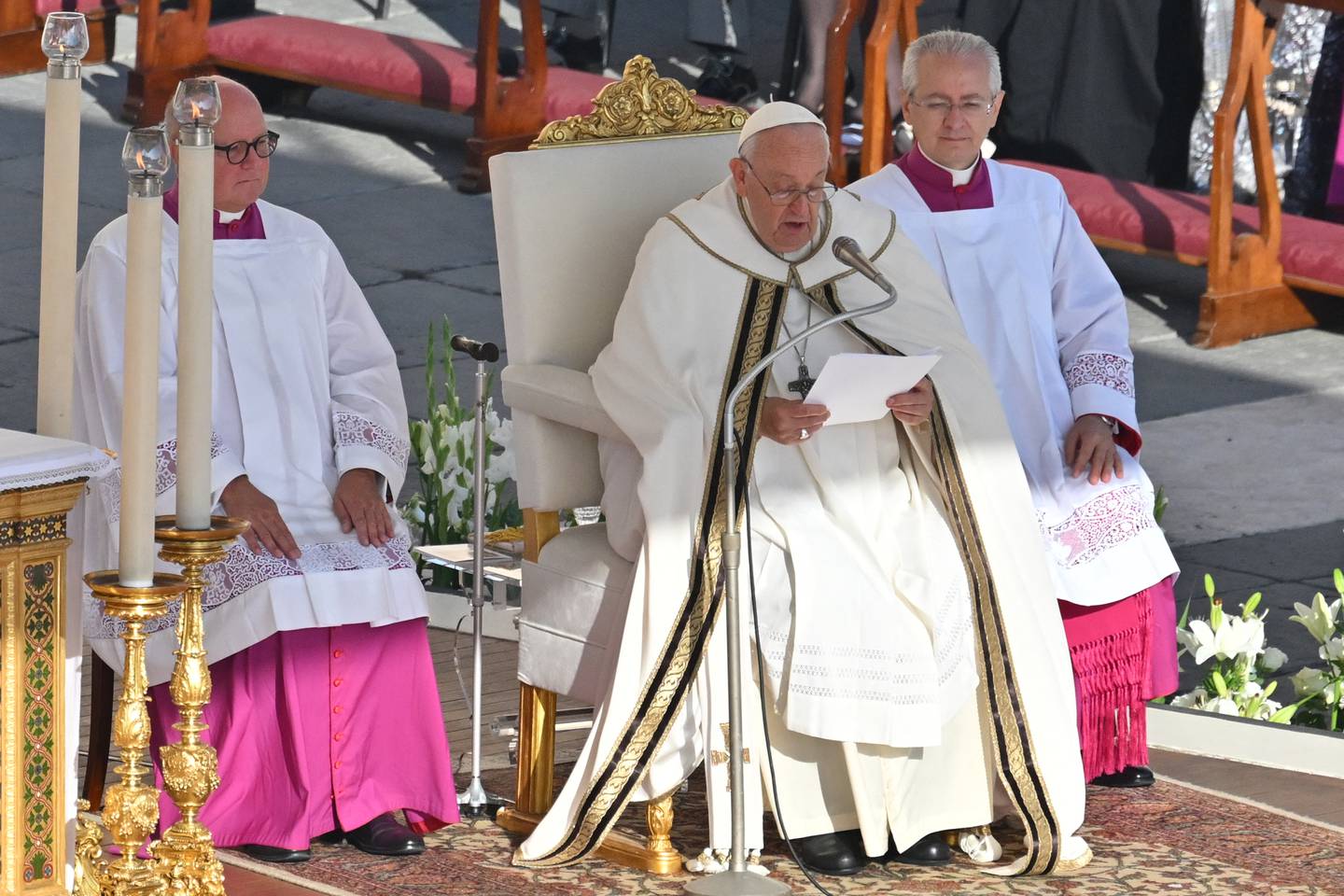 El Papa Francisco dirige una misa el día de apertura de la XVI Asamblea General Ordinaria del Sínodo de los Obispos, en la plaza de San Pedro en el Vaticano