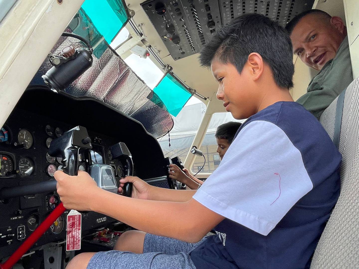 Policías cumplieron anhelo de niño que sueña ser piloto. Foto MSP.