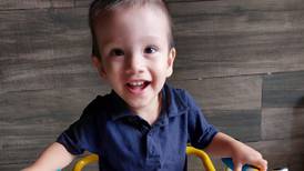A este angelito de dos años le urge una silla de ruedas especial