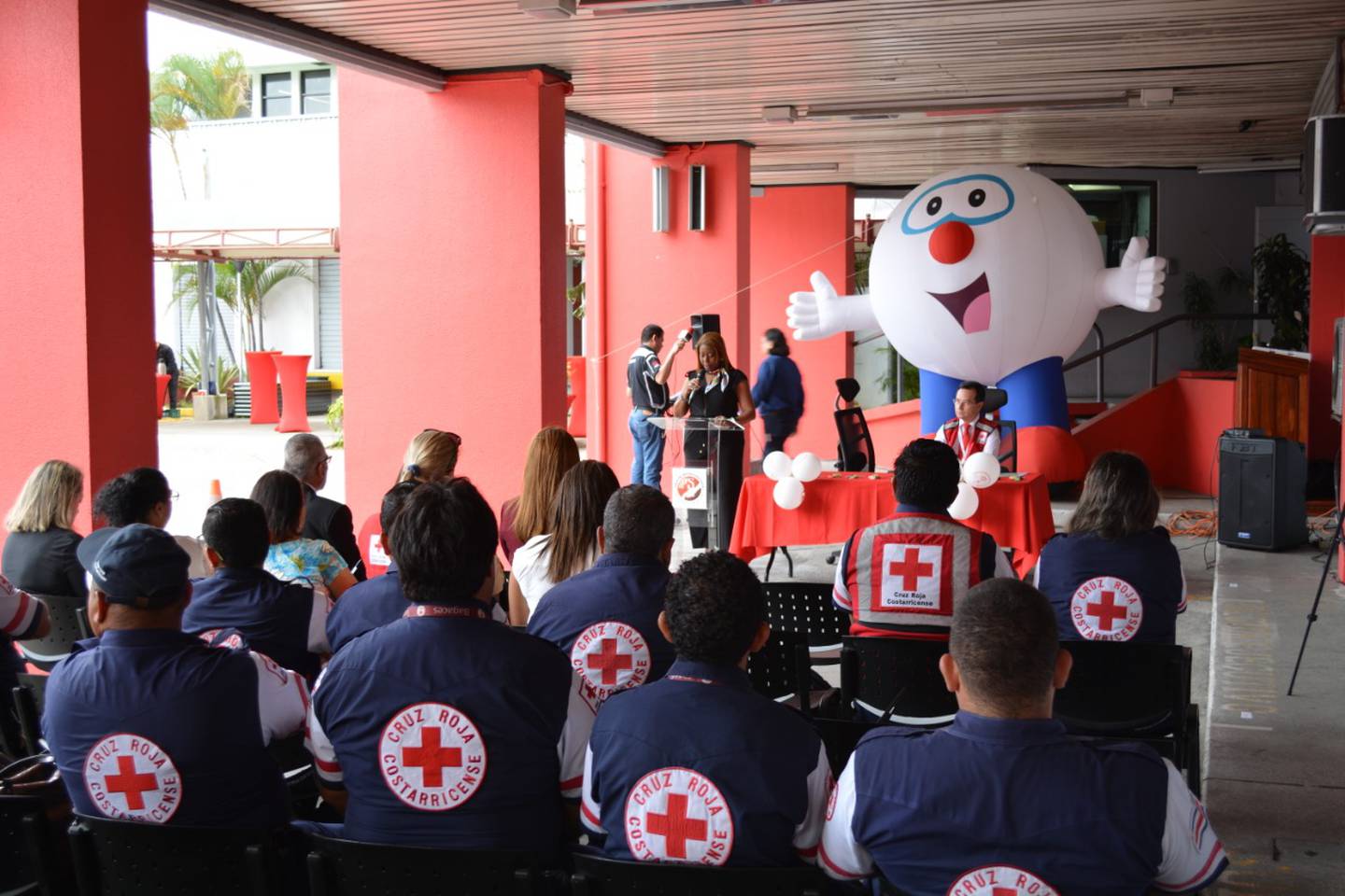 Junta de Protección Social entregó 11 nuevas ambulancias a la Cruz Roja. En la foto la presidenta de la junta directiva, Esmeralda Britton