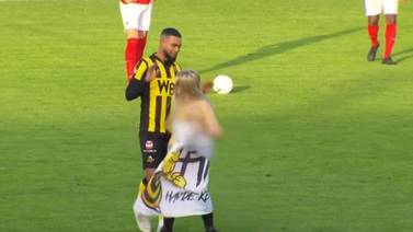 (Video) Equipo holandés  contrató a una ‘stripper’ para que perdiera tiempo en medio de un partido