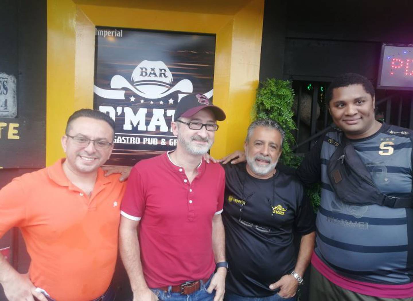 Mauricio Cayasso (primero a la derecha) es feliz en el Bar de Mata. En la foto, con el presi morado, Juan Carlos Rojas. Twitter.