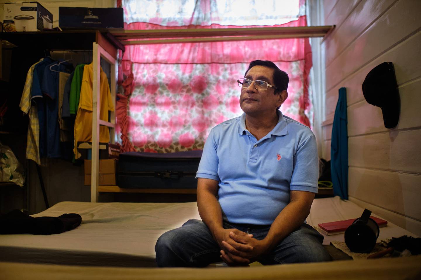 Rommel Melendez, médico nicaragüense, tiene más de dos años laborando como mesero en Costa Rica.
