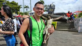 Romero lleva siete años cargando un enorme crucifijo cada vez que visita a la Negrita