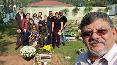 Hijos exhumaron a sus papás para cumplirles el sueño de enterrarlos en Brasil